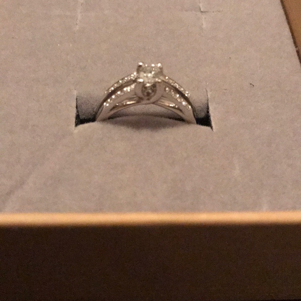 Engagement ring - Picture 2 of 5
